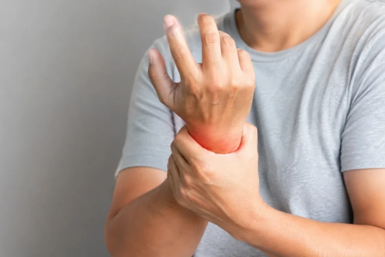 When wrist pain becomes serious?